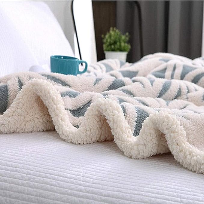UKELER Green Flannel Sherpa Throws 60'' x 50'' New Blanket Ultra Plush Lightweight Throw Blanket Luxury Soft Warm Fuzzy Blanket Throws for Bed/Couch/Sofa/Office/Camping-Ruum Studio Home