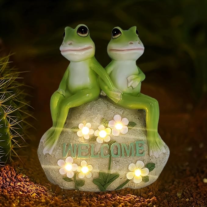 Solar Powered Frog Couple Statue with LED Lit Flowers Welcome Sign 7-Inch Tall Resin Garden Decor Romantic Ornament Gift for Porch Patio Housewarming Wedding Outdoor Decor-Ruum Studio Home