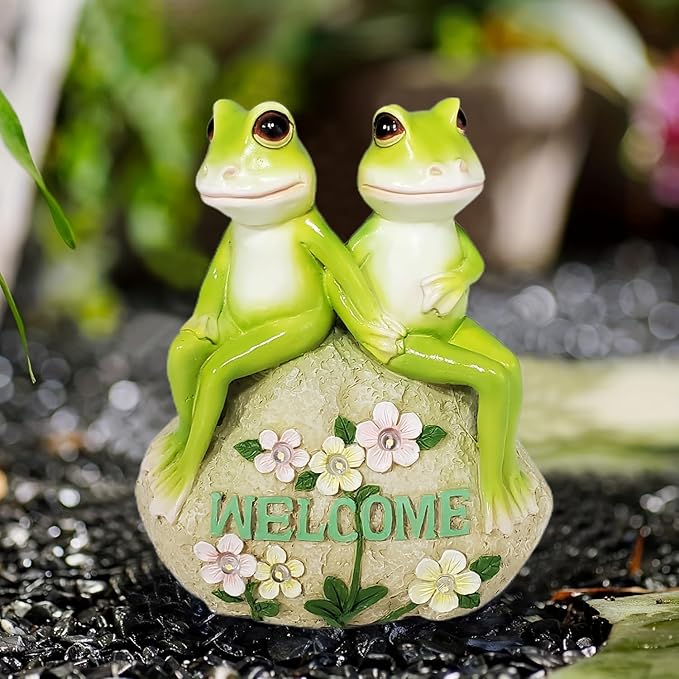 Solar Powered Frog Couple Statue with LED Lit Flowers Welcome Sign 7-Inch Tall Resin Garden Decor Romantic Ornament Gift for Porch Patio Housewarming Wedding Outdoor Decor-Ruum Studio Home