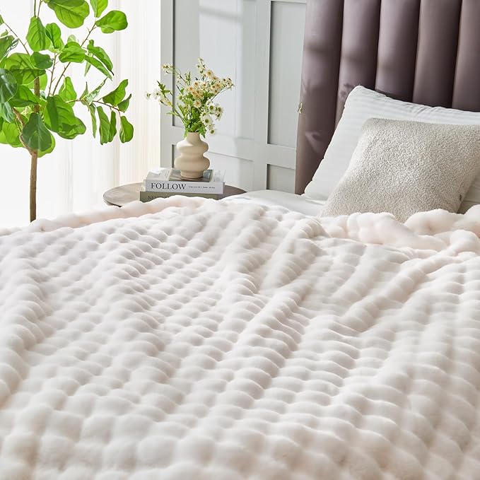 NEWCOSPLAY Faux Fur Queen Blanket Ivory Bubble Blanket Thick Warm Soft for Couch Sofa Bed 550GSM (Ivory, Queen(90"x90"))-Ruum Studio Home