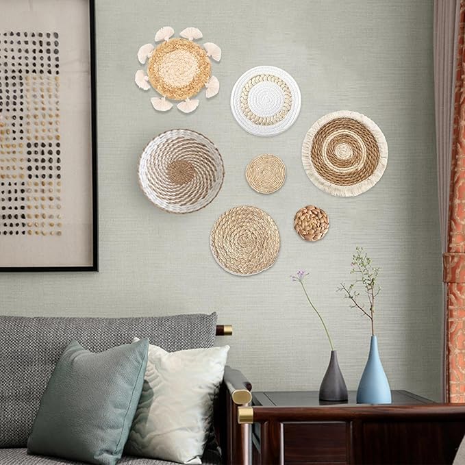 7 Pack Boho Wall Basket Decor - Seagrass Rattan Wicker Wall Decor Round Handmade Hanging Rustic Flat Elegant Wall Art for Farmhouse Living Rooms Bedrooms Display Table Settings Kitchen Home-Ruum Studio Home