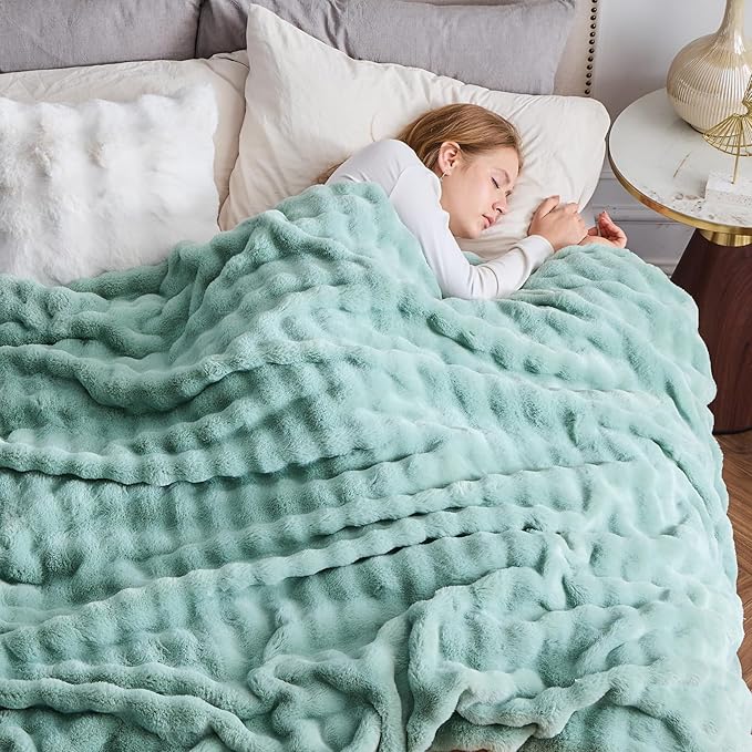NEWCOSPLAY Faux Fur King Blanket Sage Green Bubble Blanket Thick Warm Soft for Couch Sofa Bed 550GSM (New Sage Green, King(90"x110"))-Ruum Studio Home