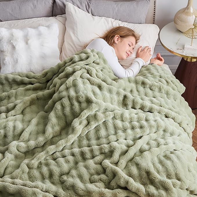 NEWCOSPLAY Faux Fur Twin Blanket Sage Green Bubble Blanket Thick Warm Soft for Couch Sofa Bed 550GSM (Sage Green, Twin(60"x80"))-Ruum Studio Home