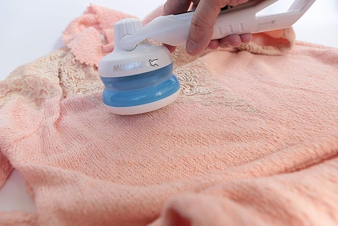 Lint Remover Electric Clothes Sweater Fabric Shaver for Furniture, Blanket, Curtain, Socks, Legging, Wool, Cashmere - Rechargeable – 2 Speeds – Bonus Lint Roller-Ruum Studio Home