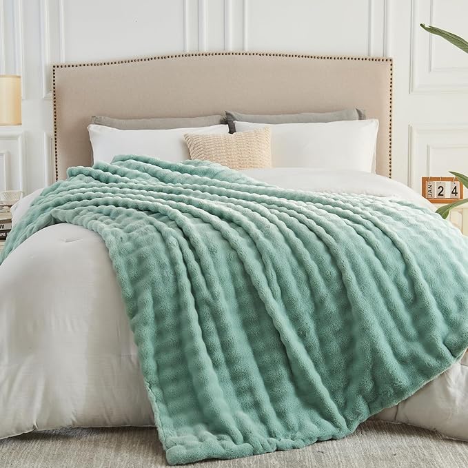 NEWCOSPLAY Faux Fur Queen Blanket Sage Green Bubble Blanket Thick Warm Soft for Couch Sofa Bed 550GSM (New Sage Green, Queen(90"x90"))-Ruum Studio Home