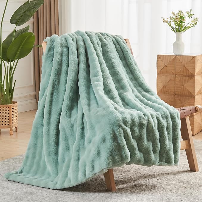 NEWCOSPLAY Faux Fur Queen Blanket Sage Green Bubble Blanket Thick Warm Soft for Couch Sofa Bed 550GSM (New Sage Green, Queen(90"x90"))-Ruum Studio Home