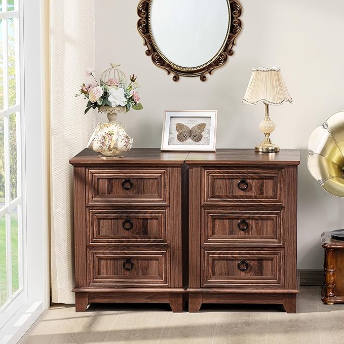 18" Farmhouse Night Stand with 3 Drawers, Wood End Table Dresser for Bedroom, Retro Nightstand, Bed Side Table with Metal Handle, Bedside Cabinet for Bedroom Living Room, Closet-Ruum Studio Home