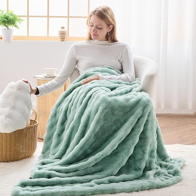 NEWCOSPLAY Faux Fur King Blanket Sage Green Bubble Blanket Thick Warm Soft for Couch Sofa Bed 550GSM (New Sage Green, King(90"x110"))-Ruum Studio Home