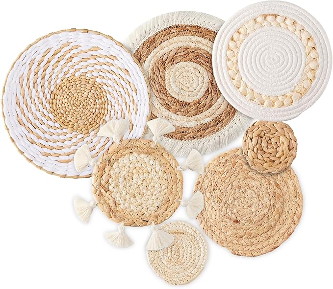 7 Pack Boho Wall Basket Decor - Seagrass Rattan Wicker Wall Decor Round Handmade Hanging Rustic Flat Elegant Wall Art for Farmhouse Living Rooms Bedrooms Display Table Settings Kitchen Home-Ruum Studio Home