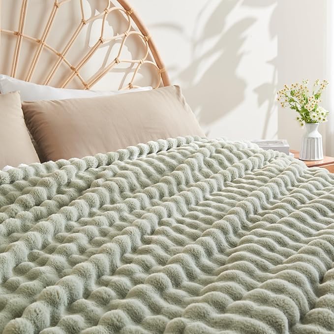 NEWCOSPLAY Faux Fur Twin Blanket Sage Green Bubble Blanket Thick Warm Soft for Couch Sofa Bed 550GSM (Sage Green, Twin(60"x80"))-Ruum Studio Home
