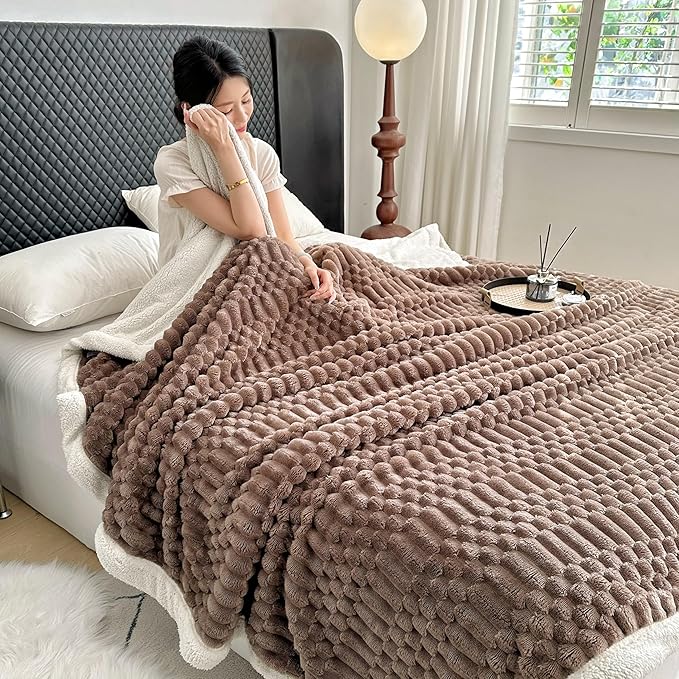 UKELER Sherpa Bed Blanket 80 × 90 inch, Ultra Soft Queen Size Throw Blankets for All Season, 470 GSM Cozy Plush Striped Fleece Blanket for Bedroom Living Room Dorm Hostel Sofa Camping, Coffee-Ruum Studio Home