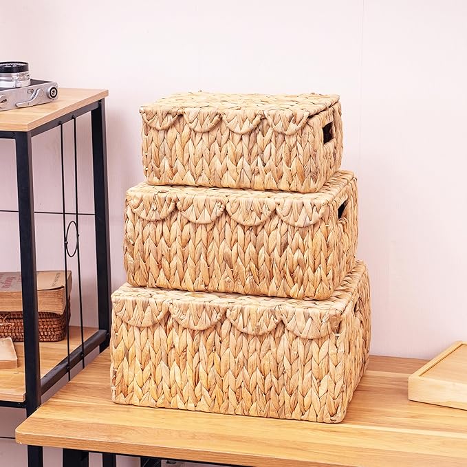 Set of 3 Scalloped Edge Wicker Basket with Lid, Rectangle Wicker Storage Basket with Built-in Handles, Multipurpose Organizer Rattan Display Boxes for Shelf, Nursery Room-Ruum Studio Home