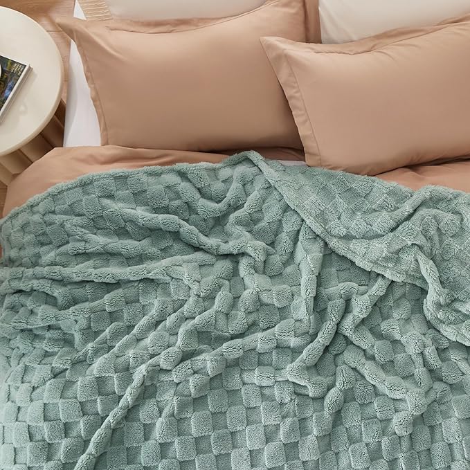 Bedsure GentleSoft Full Size Blankets for Bed Sage Green - Super Soft Cozy Fleece Blanket for Women Men Girls, Large Fuzzy Throws for Bedroom Decor, 84x90 Inches-Ruum Studio Home
